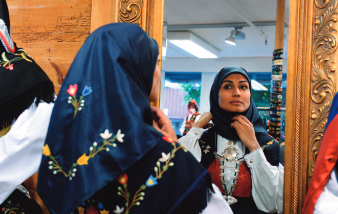Shafana Ali med bunad og hijab. Foto Jonas Haarr Friestad/Stavanger Aftenblad